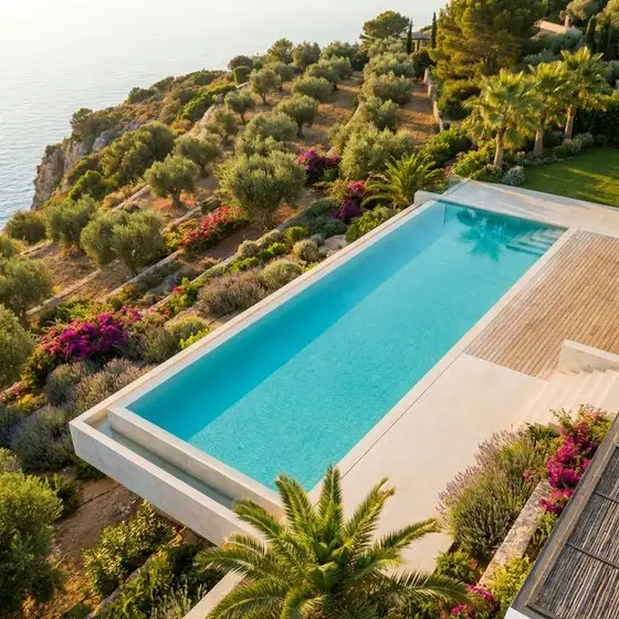 Piscina de diseño con agua cristalina y jardín mediterráneo