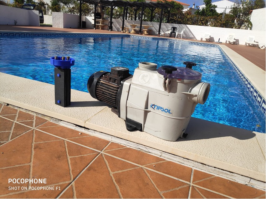 Equipo de depuración instalado junto a piscina comunitaria