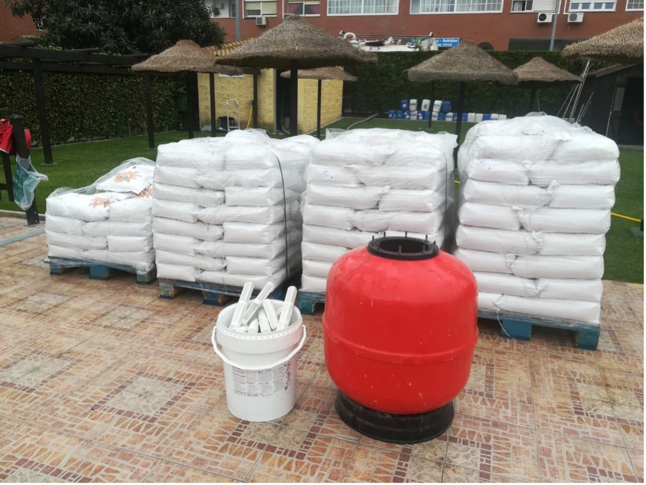 Material filtrante y depósito preparados para renovación de sistema