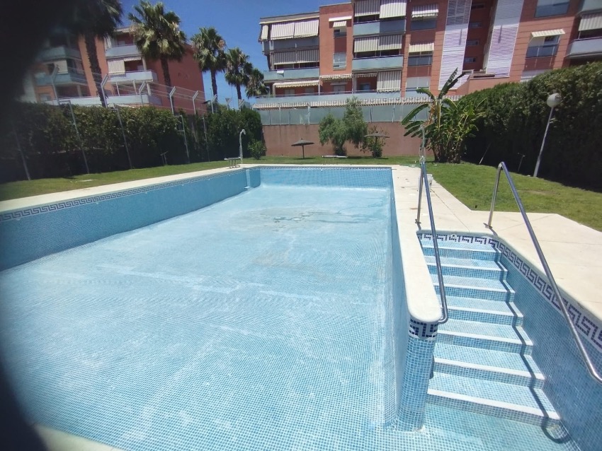 Piscina comunitaria vaciada para puesta a punto del vaso