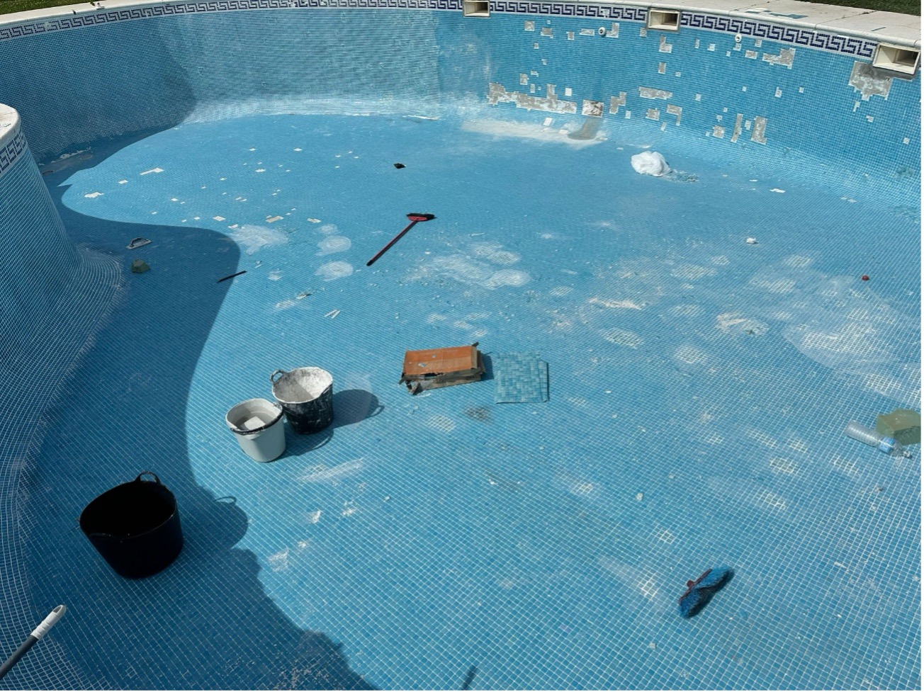 Reparación de superficie interior en piscina comunitaria