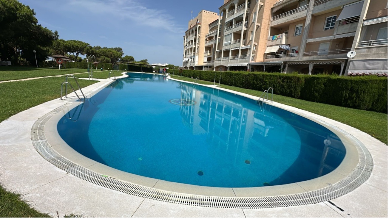 Piscina de gran formato con perímetro limpio y mantenimiento continuo