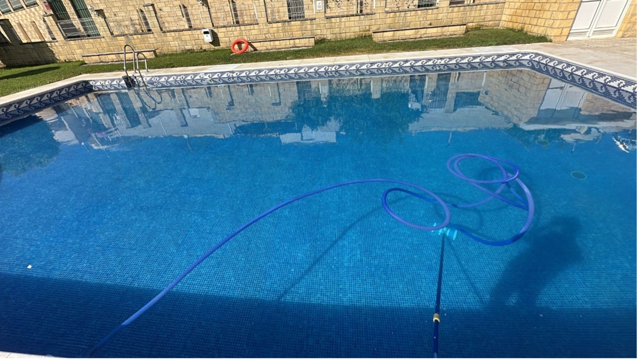 Piscina comunitaria en proceso de limpieza técnica del vaso